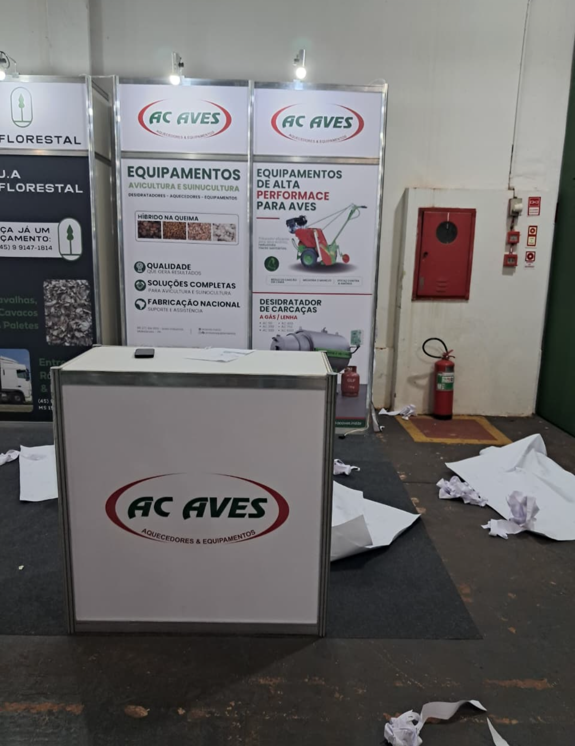 Stand de feira com painéis e balcão personalizados